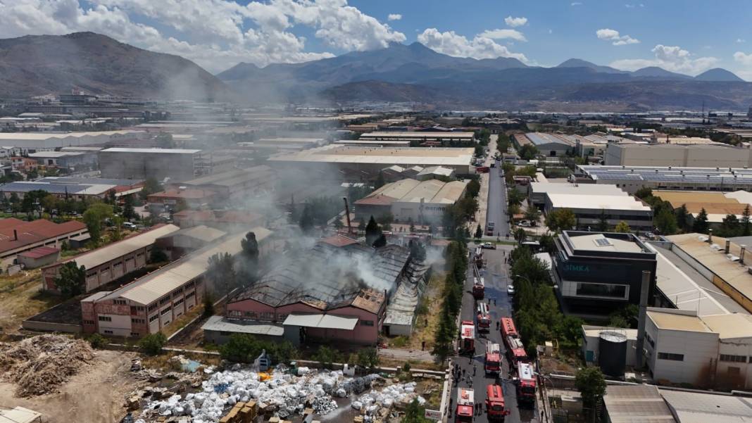 Kayseri'de sünger fabrikasında büyük yangın: Bir saatte kontrol altına alındı 23